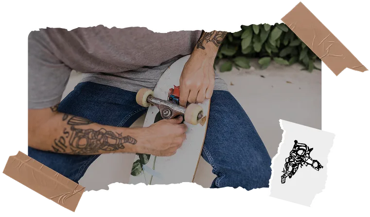 اسکیت‌باز با تتو روی بازو در حال تنظیم اسکیت‌برد در فضای باز